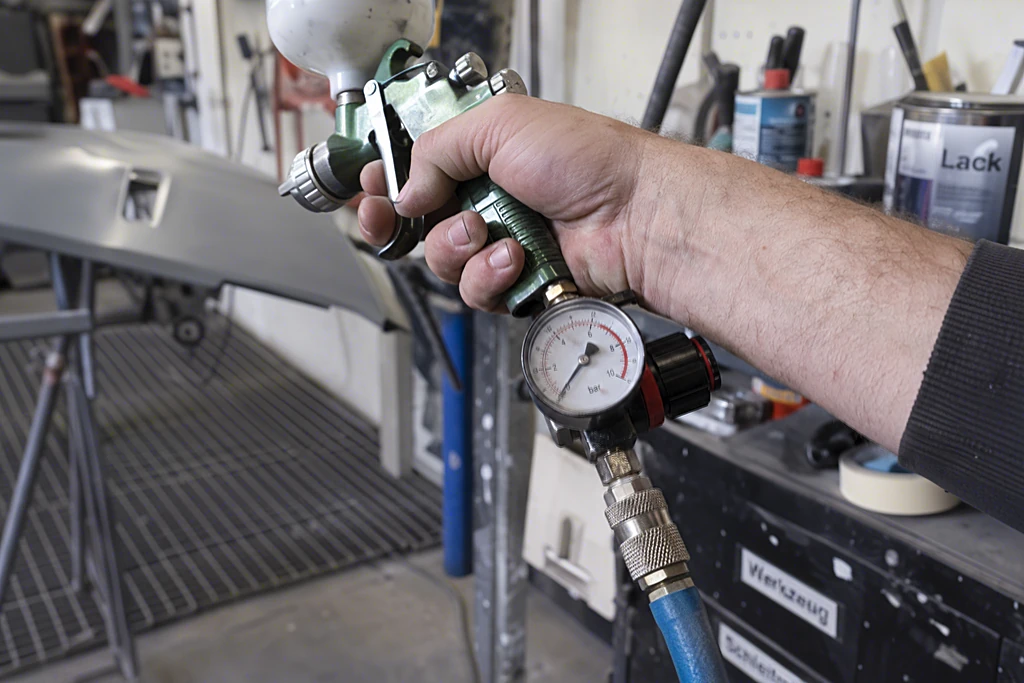 Druckminderer mit Manometer direkt am Griff einer Lackierpistole